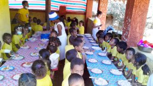 Das erste Essen in der neuen Schulkantine des Deutsch Madagassischen Schulvereins e.V.