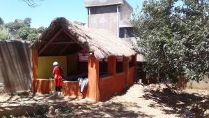 Letzte Vorbereitungen zur Eröffnung der Schulkantine des Deutsch-Madagassischen Schulvereins in Arivonimamo