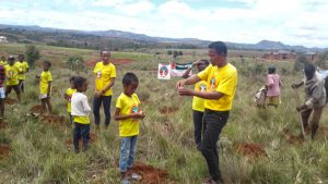 Bäume pflanzen und die Vermittlung von Zusammenhängen zwischen Klimaschutz und Artenschutz lernen die Kinder in Madagaskar